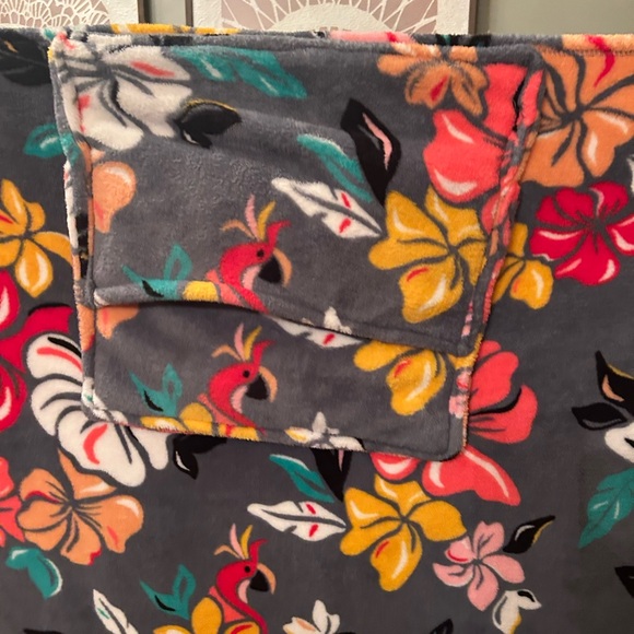 3 Vera Bradley Throws for the price of 1 - Picture 7 of 8